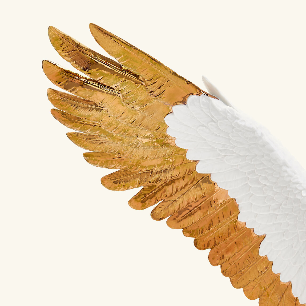 لادرو منحوتة على شكل نسر شامخ كبيرة باللون الذهبي