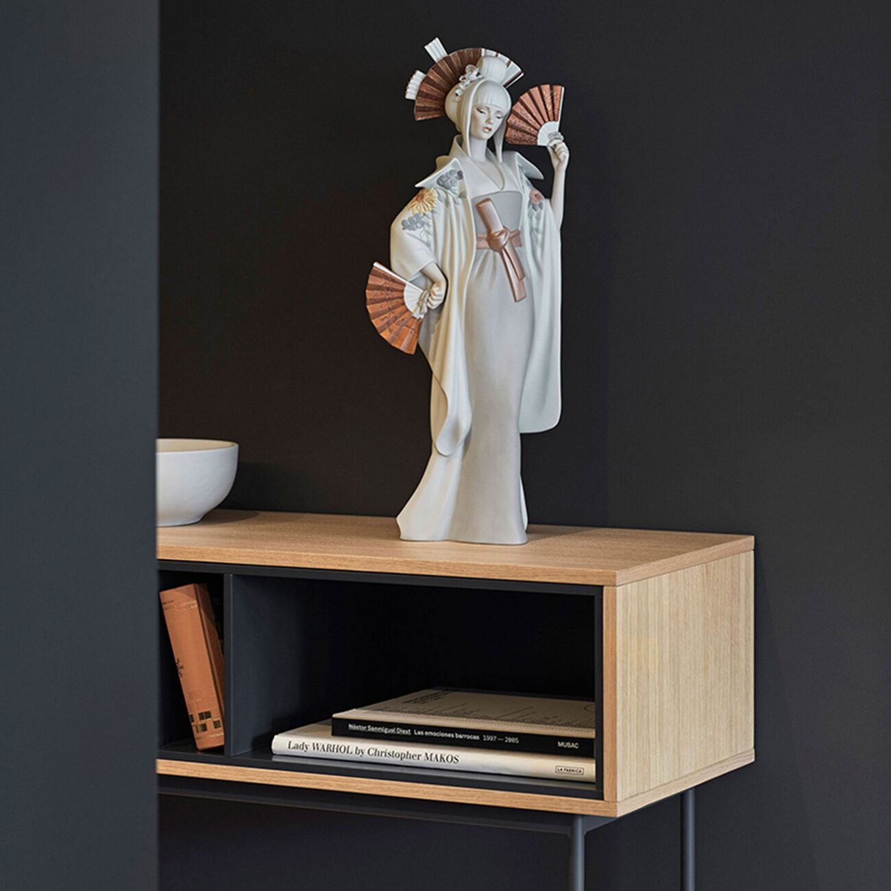 لادرو منحوتة على شكل راقصة يابانية كبيرة بيضاء