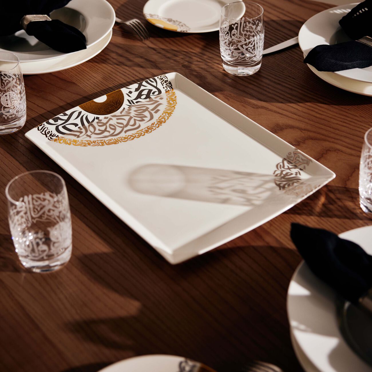 دملاج طبق قمر للضيافة بتصميم مستطيل أبيض اللون   39 سم