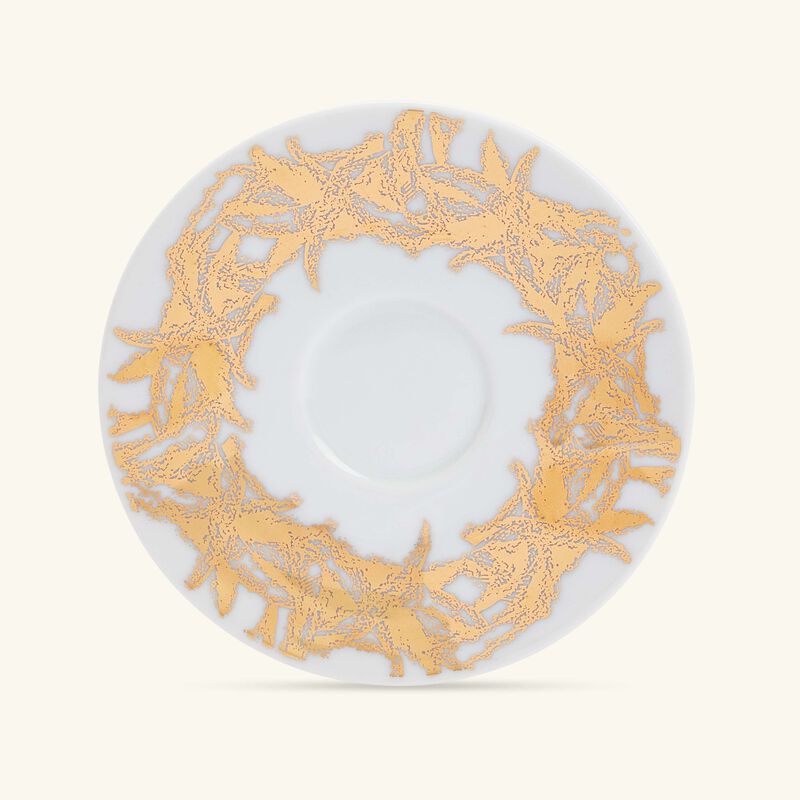 صلصال طقم تمرة بالتعاون مع رزان العزوني بالم المؤلف من فنجانين عربيين للشاي مع صحنيهما باللون الذهبي