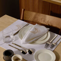 كاترين دينوال منديل بنقشة هلال أبيض