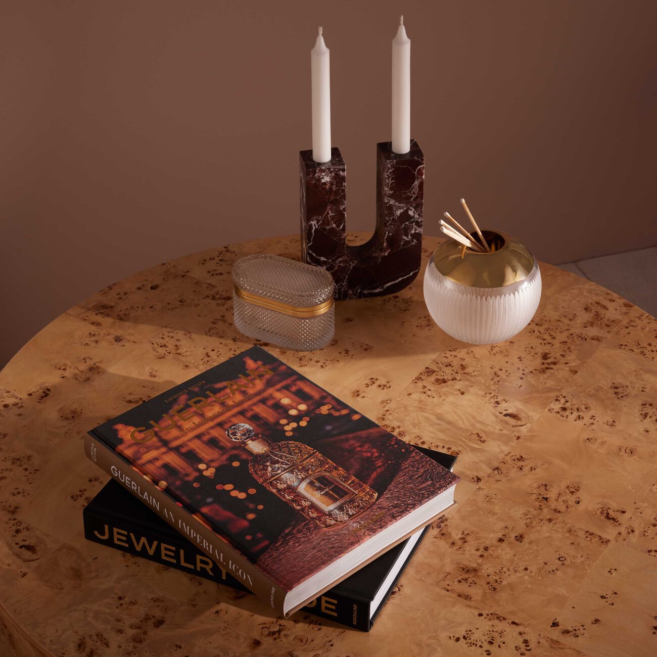 كتاب جيرلان: أيقونة إمبراطورية 25x33 سم آسولين كتاب جيرلان أيقونة إمبراطورية 25x33 سم