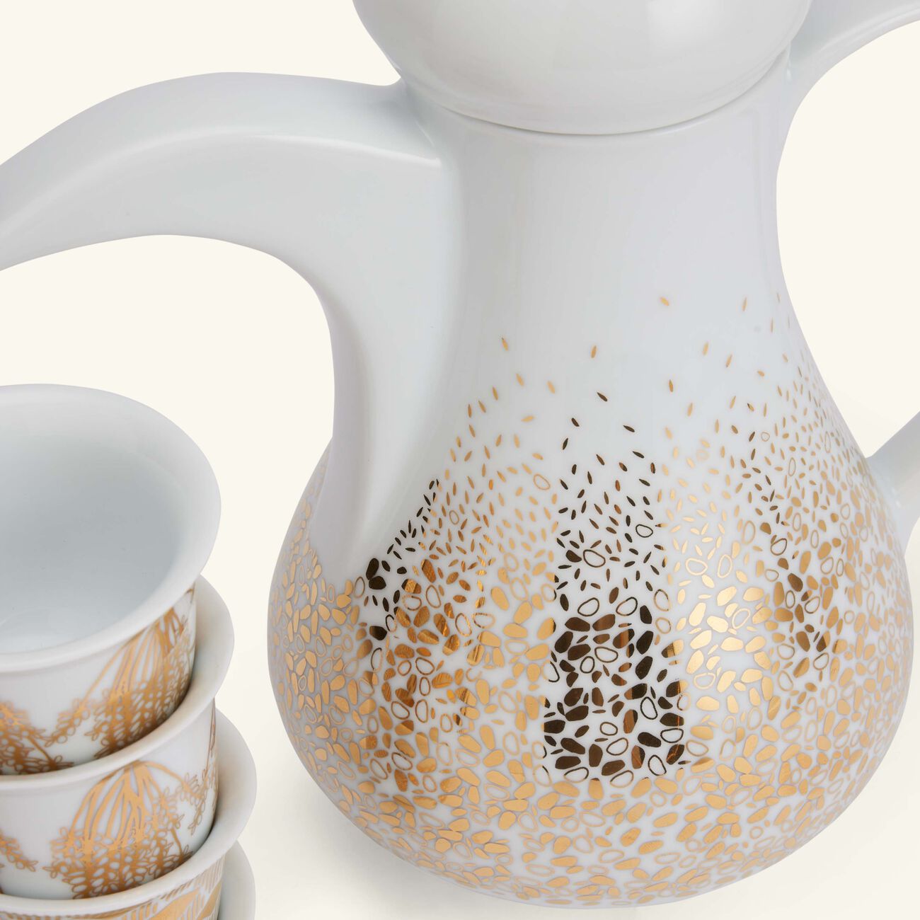 صلصال طقم تمرة بالتعاون مع رزان العزوني المؤلف من دلة قهوة مع 8 فناجين باللون الذهبي