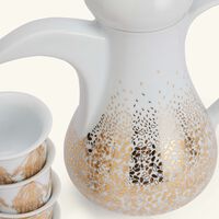 صلصال طقم تمرة بالتعاون مع رزان العزوني المؤلف من دلة قهوة مع 8 فناجين باللون الذهبي