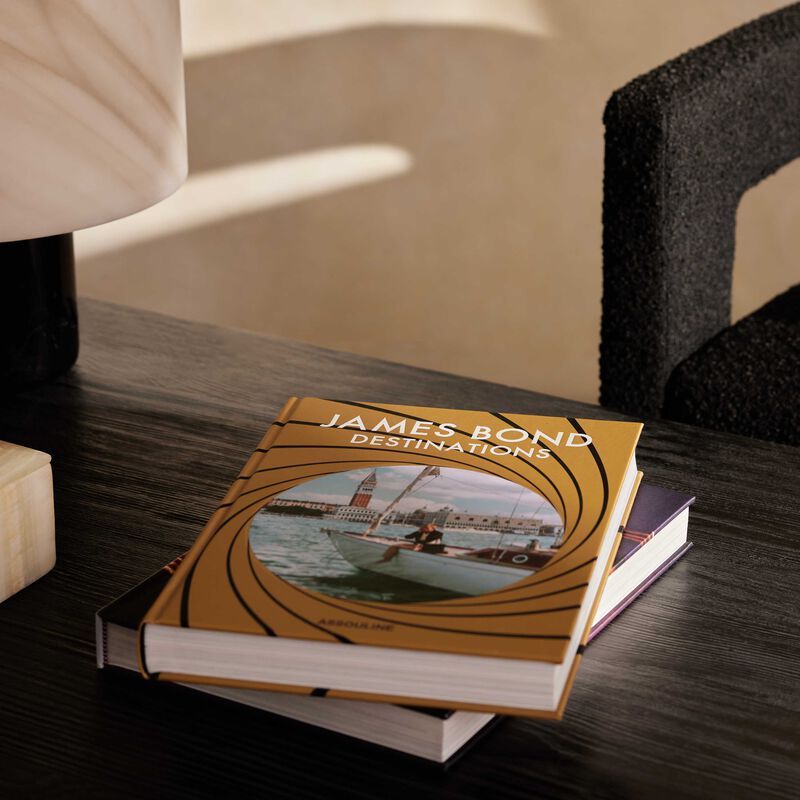كتاب وجهات جيمس بوند 25x33 سم 25x33