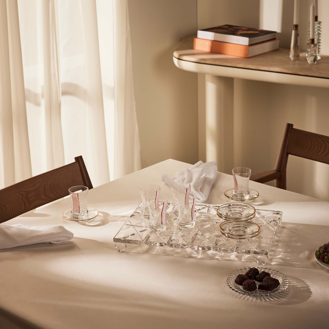 دملاج طقم نغم المؤلف من 6 فناجين للشاي مع صحونها باللون الوردي