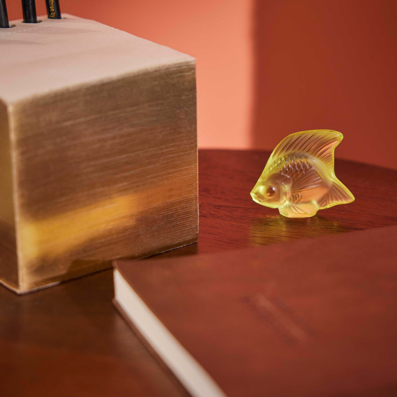 لاليك منحوتة على شكل سمكة صغيرة أصفر