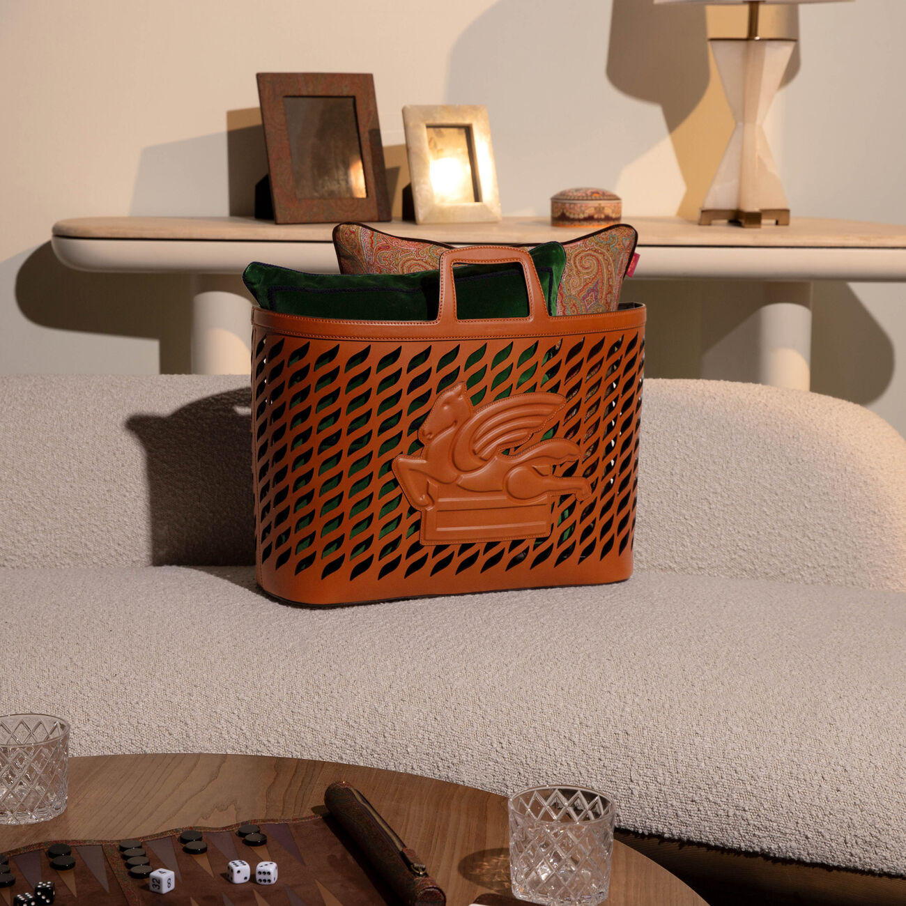 إيترو حقيبة دريل جلدية بتصميم سلة بلون بني فاتح