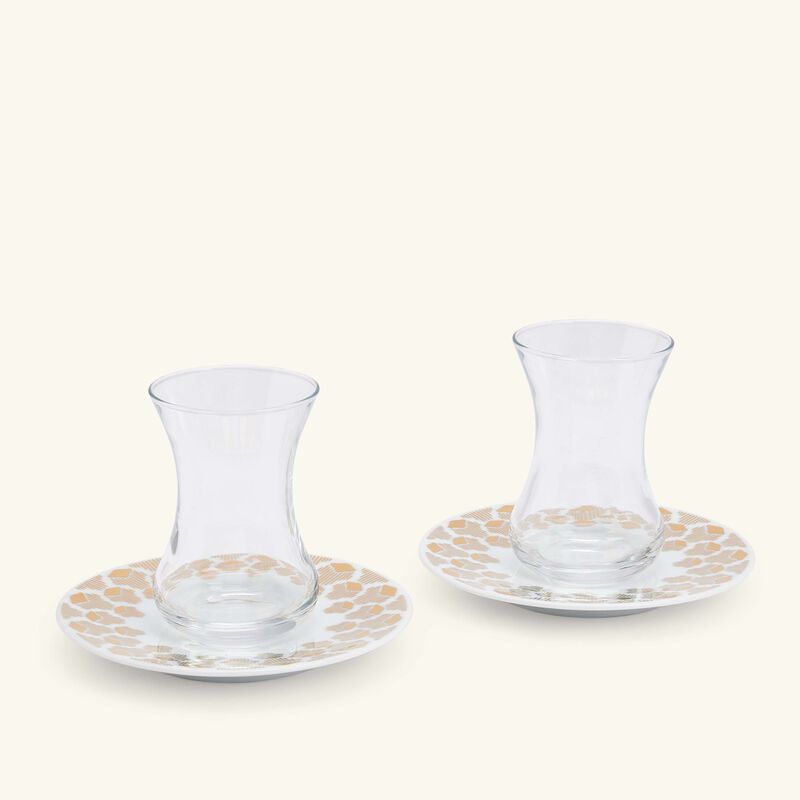 طقم تمرة بالتعاون مع رزان العزوني لونا المؤلف من فنجانين عربيين للشاي مع صحنيهما باللون الذهبي صلصال طقم تمرة بالتعاون مع رزان العزوني لونا المؤلف من فنجانين عربيين للشاي مع صحنيهما باللون الذهبي