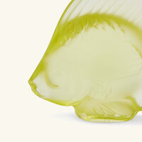 لاليك منحوتة على شكل سمكة صغيرة أصفر