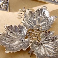 بوتشيلاتي قطعة ديكور على شكل ثلاث أوراق عنب بحجم صغير