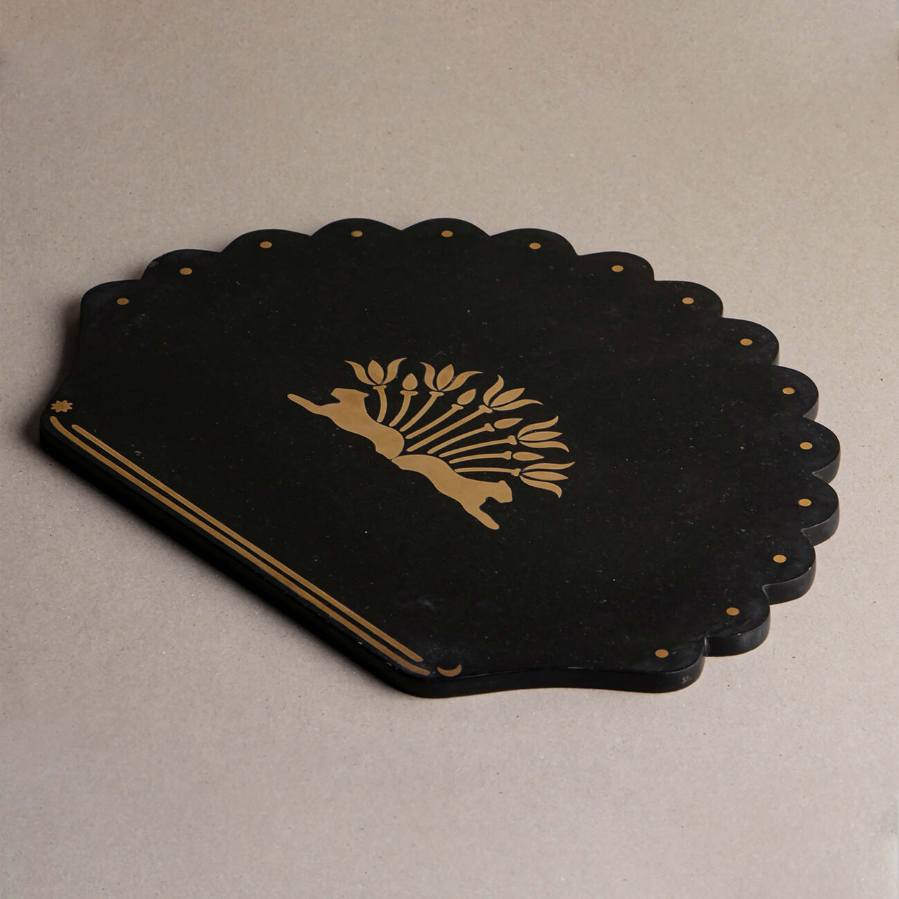 إيرا أودايبور طبق للجبنة ذو حواف صدفية أسود 24 سم