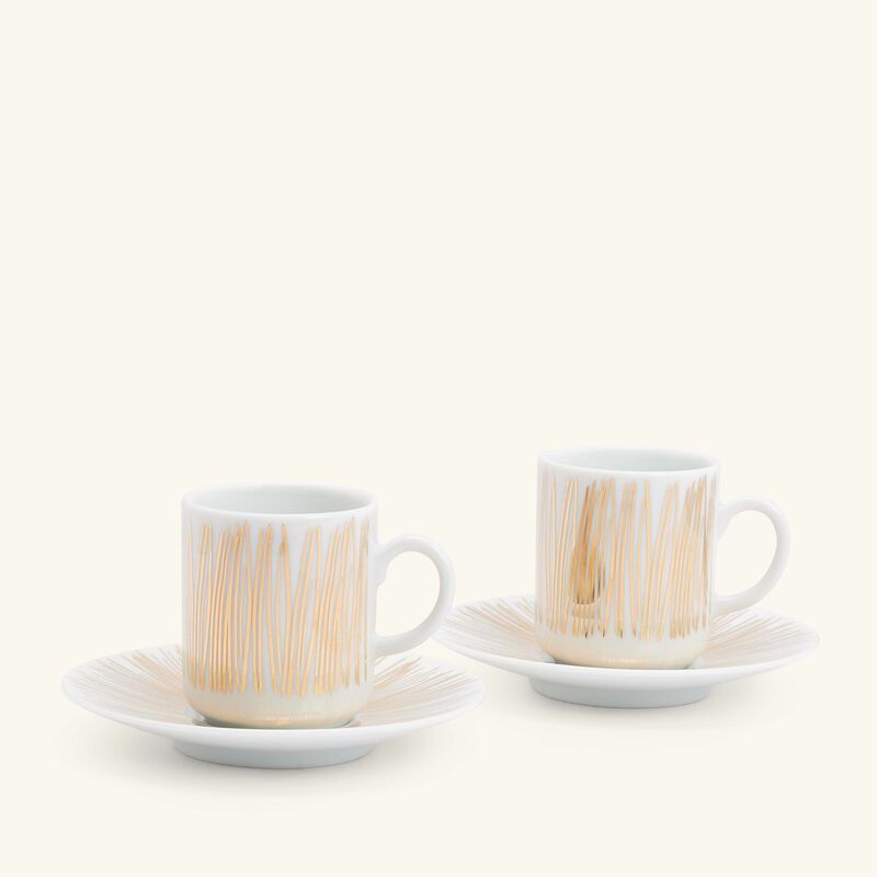 طقم تمرة بالتعاون مع رزان العزوني سترايبس توب المؤلف من فنجانين للقهوة مع صحنيهما باللون الذهبي صلصال طقم تمرة بالتعاون مع رزان العزوني سترايبس توب المؤلف من فنجانين للقهوة مع صحنيهما باللون الذهبي