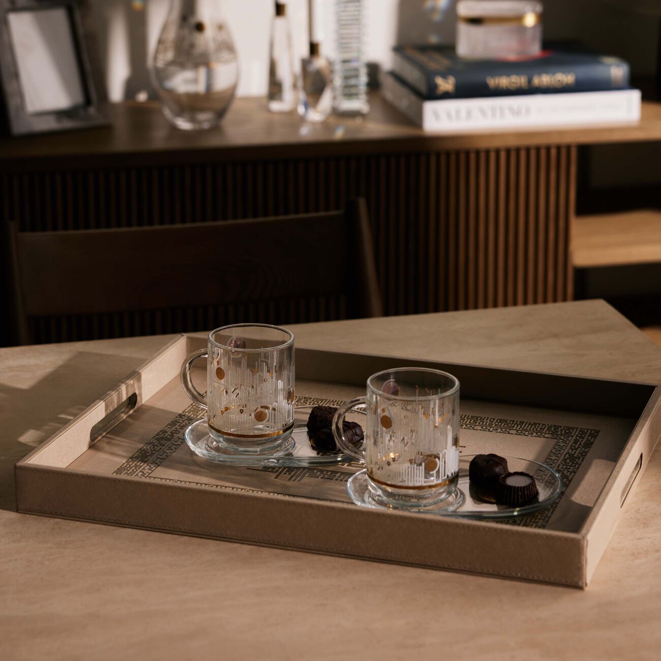 دملاج طقم حياة المؤلف من 4 أكواب مع صحونها باللون الذهبي