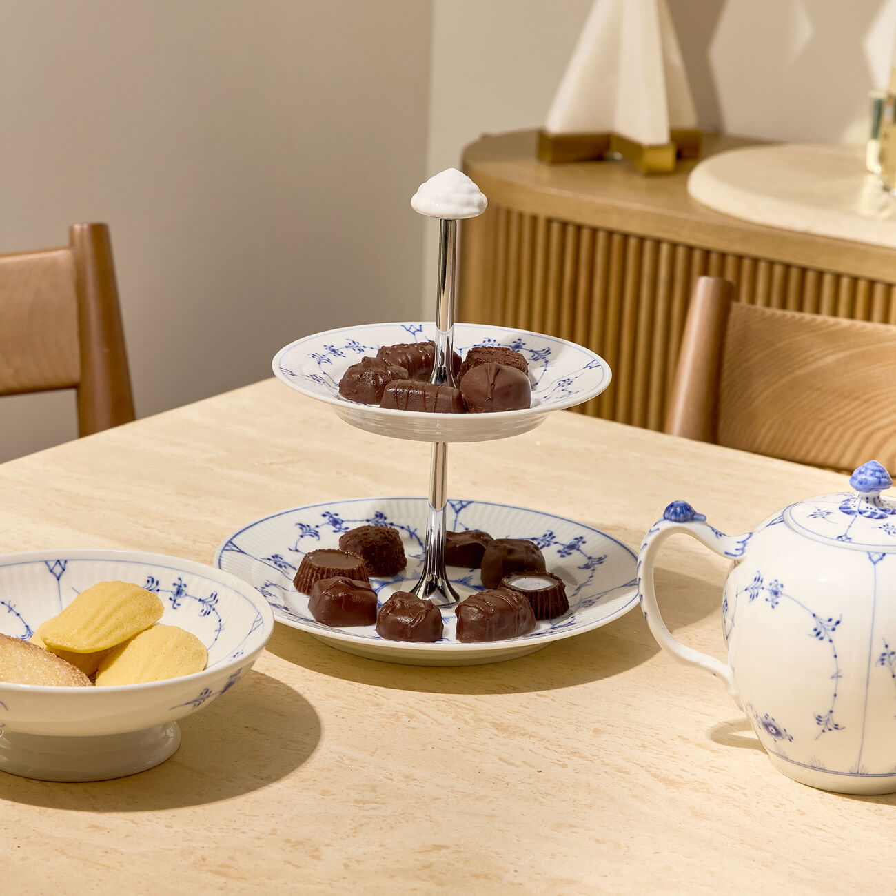 رويال كوبنهاغن حامل الكيك بلو فلوتد بلاين من طبقتين باللون الأبيض