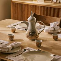 صلصال طقم تمرة بالتعاون مع رزان العزوني المؤلف من دلة قهوة مع 8 فناجين باللون الذهبي