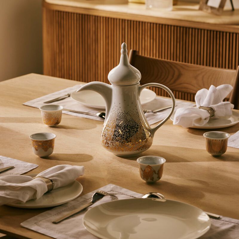 صلصال طقم تمرة بالتعاون مع رزان العزوني المؤلف من دلة قهوة مع 8 فناجين باللون الذهبي