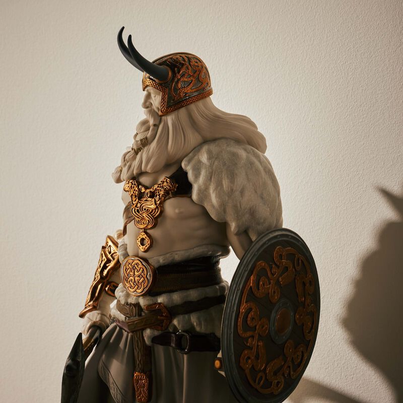 لادرو منحوتة أودين الكبيرة باللون البني