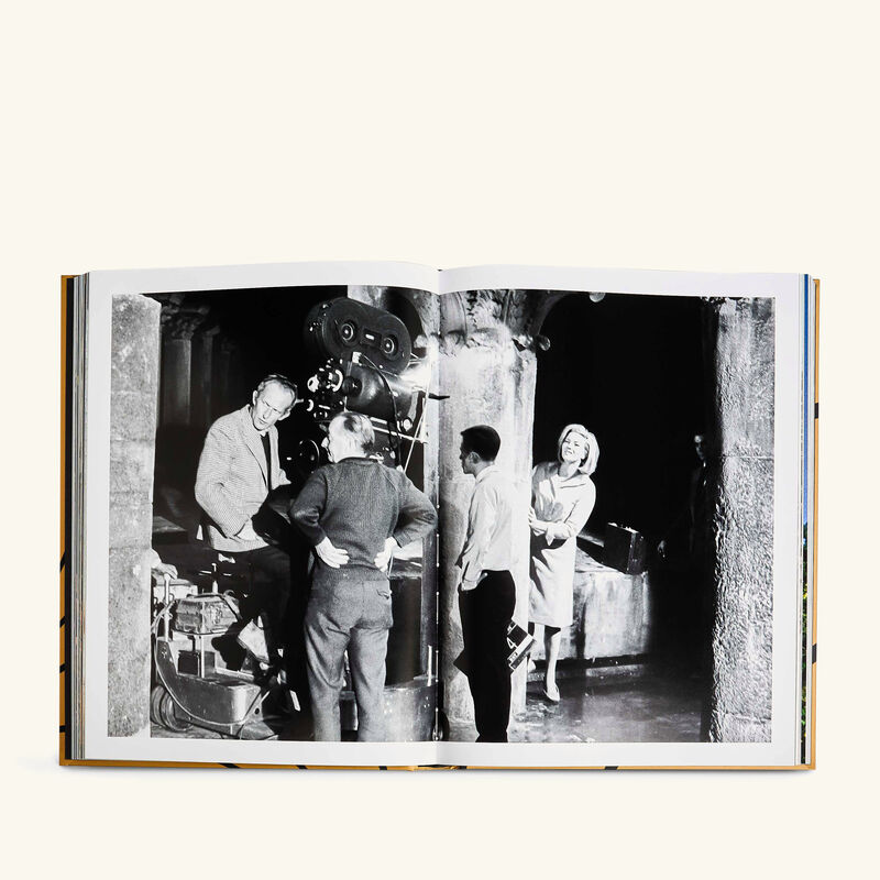 كتاب وجهات جيمس بوند 25x33 سم 25x33