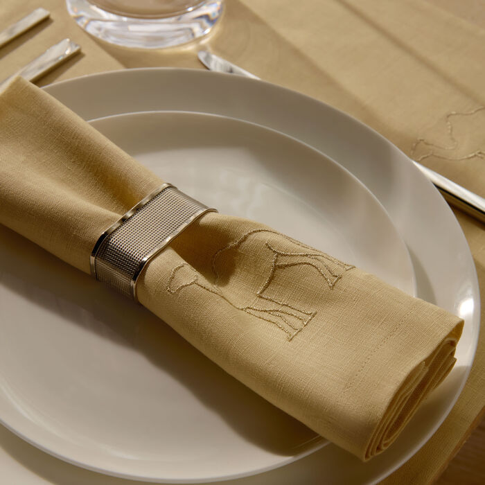 كاترين دينوال منديل بنقشة جمل بيج