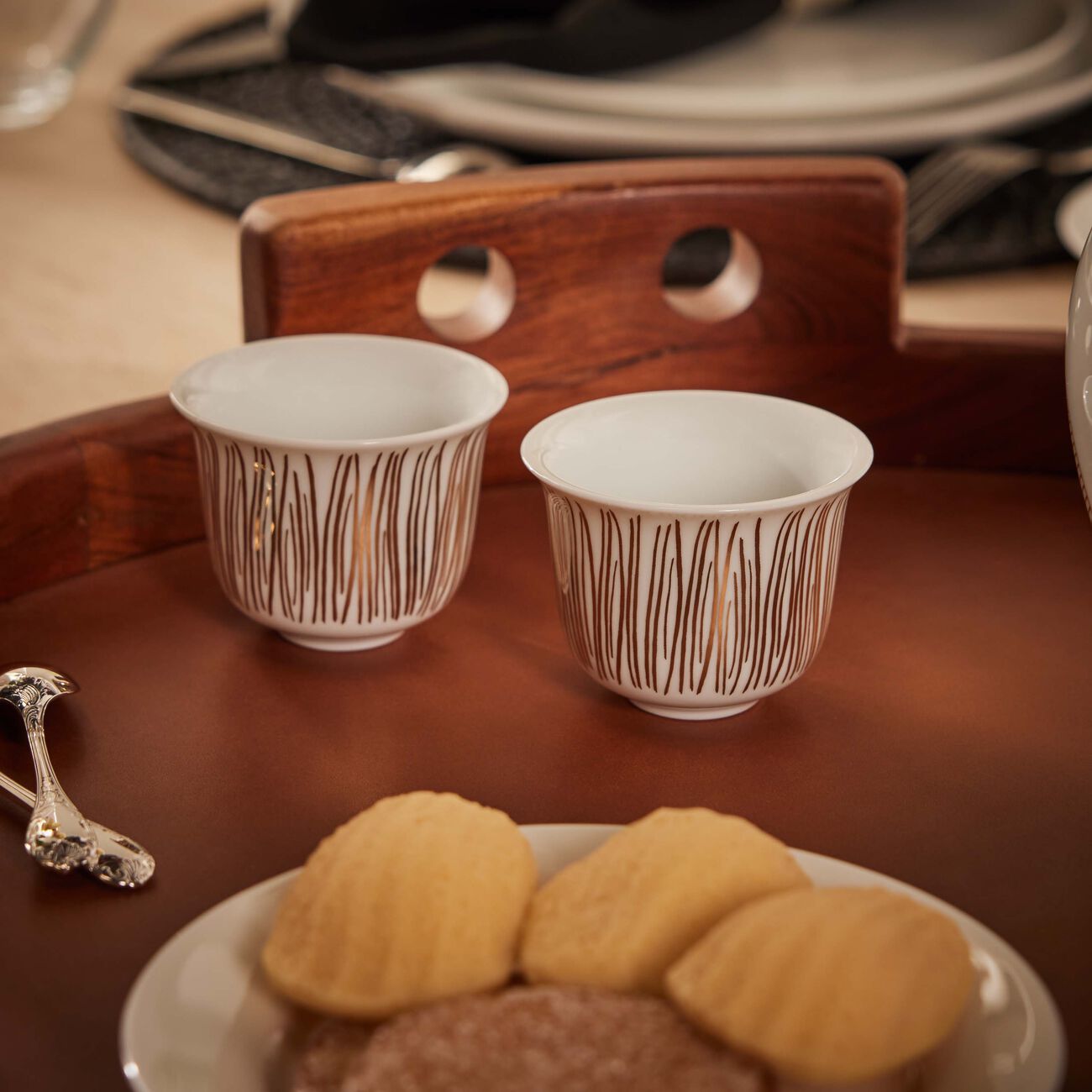 صلصال طقم تمرة بالتعاون مع رزان العزوني سترايبس المؤلف من فنجانين للقهوة العربية باللون الذهبي