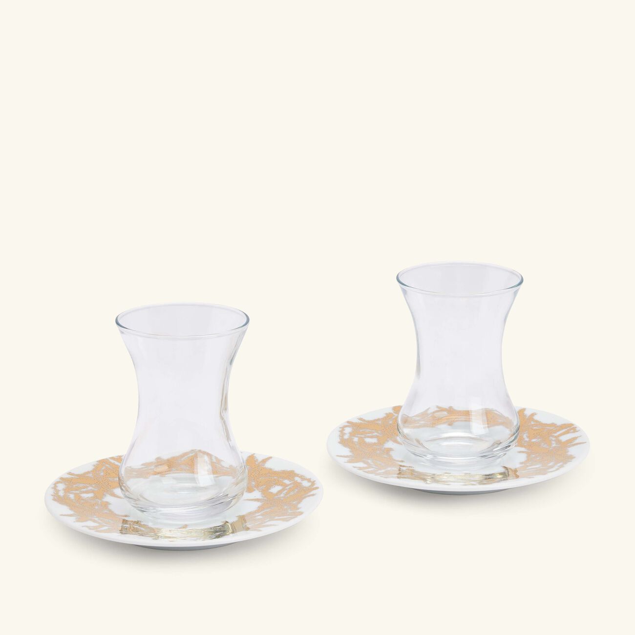 صلصال طقم تمرة بالتعاون مع رزان العزوني بالم المؤلف من فنجانين عربيين للشاي مع صحنيهما باللون الذهبي