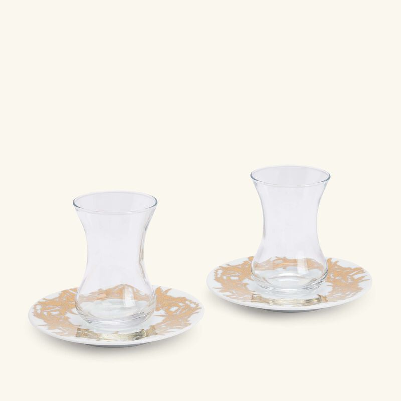 صلصال طقم تمرة بالتعاون مع رزان العزوني بالم المؤلف من فنجانين عربيين للشاي مع صحنيهما باللون الذهبي