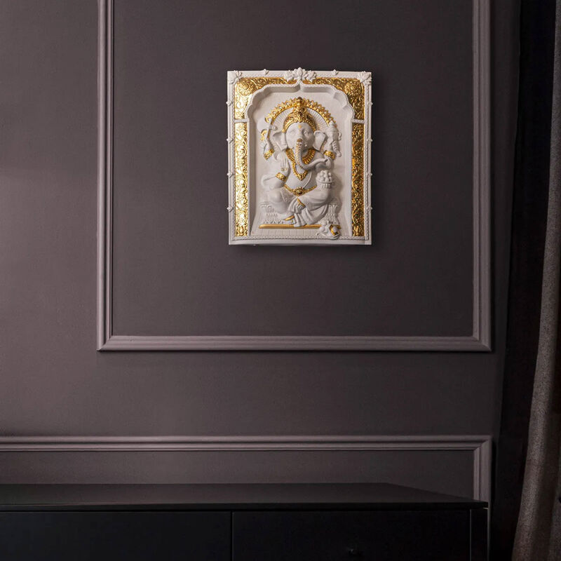 لادرو منحوتة لورد غانيشا للحائط متوسطة الحجم بيضاء