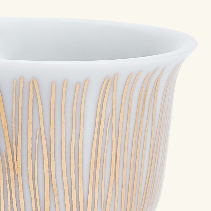 صلصال طقم تمرة بالتعاون مع رزان العزوني سترايبس المؤلف من فنجانين للقهوة العربية باللون الذهبي