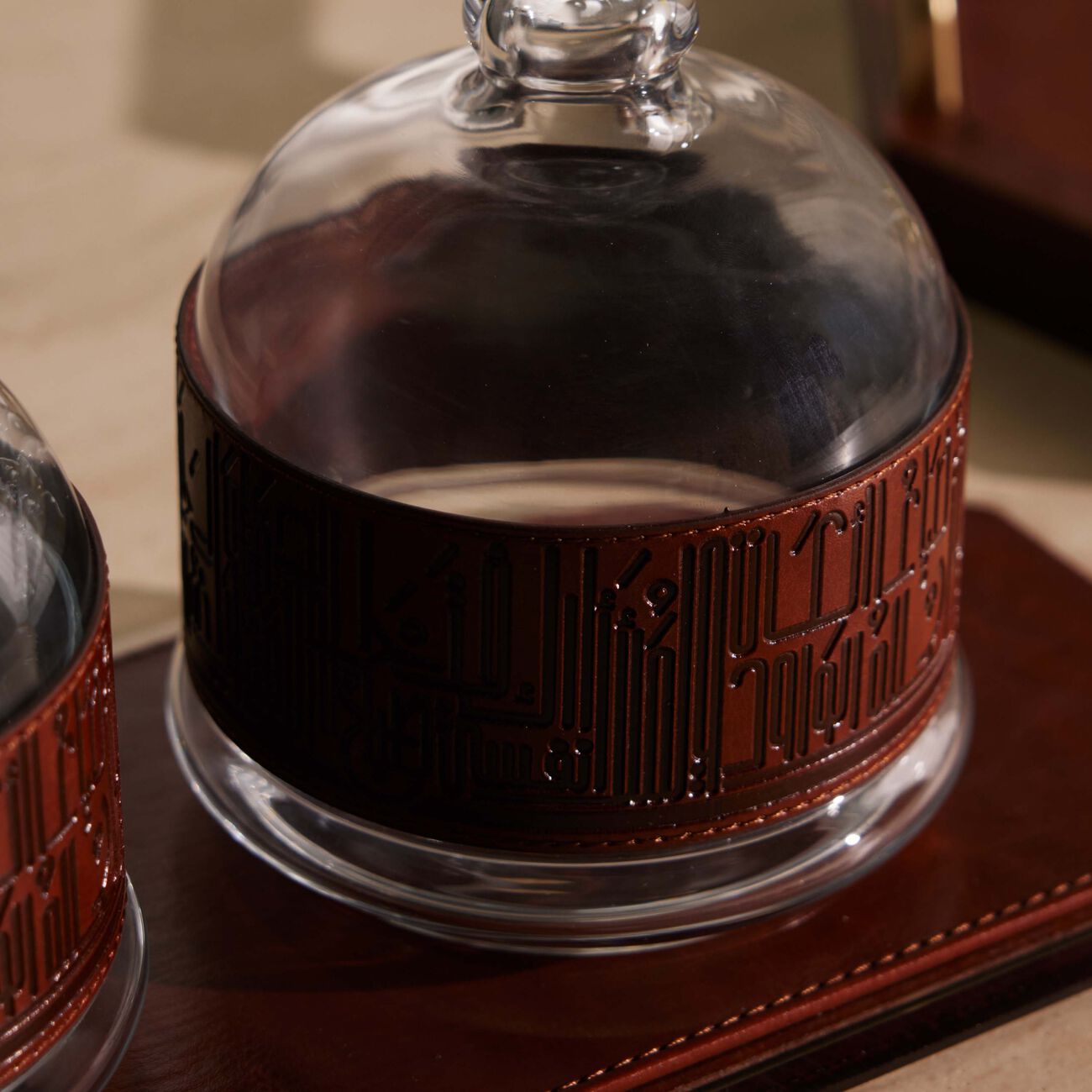 دملاج طقم حياة المؤلف من وعائين للضيافة باللون البني