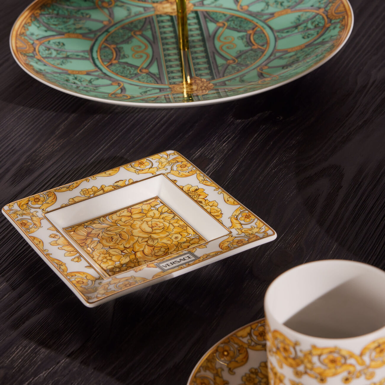 فيرساتشي صينية الحلى والمجوهرات ميدوزا رابسودي مربعة صغيرة باللون الذهبي
