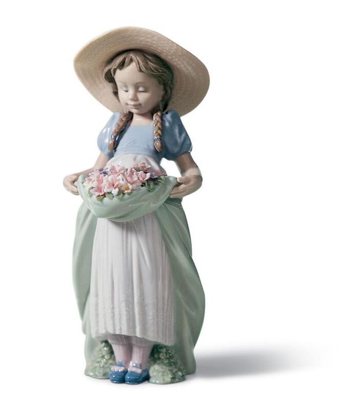 تمثال فتاة تحمل الكثير من الأزهار, large