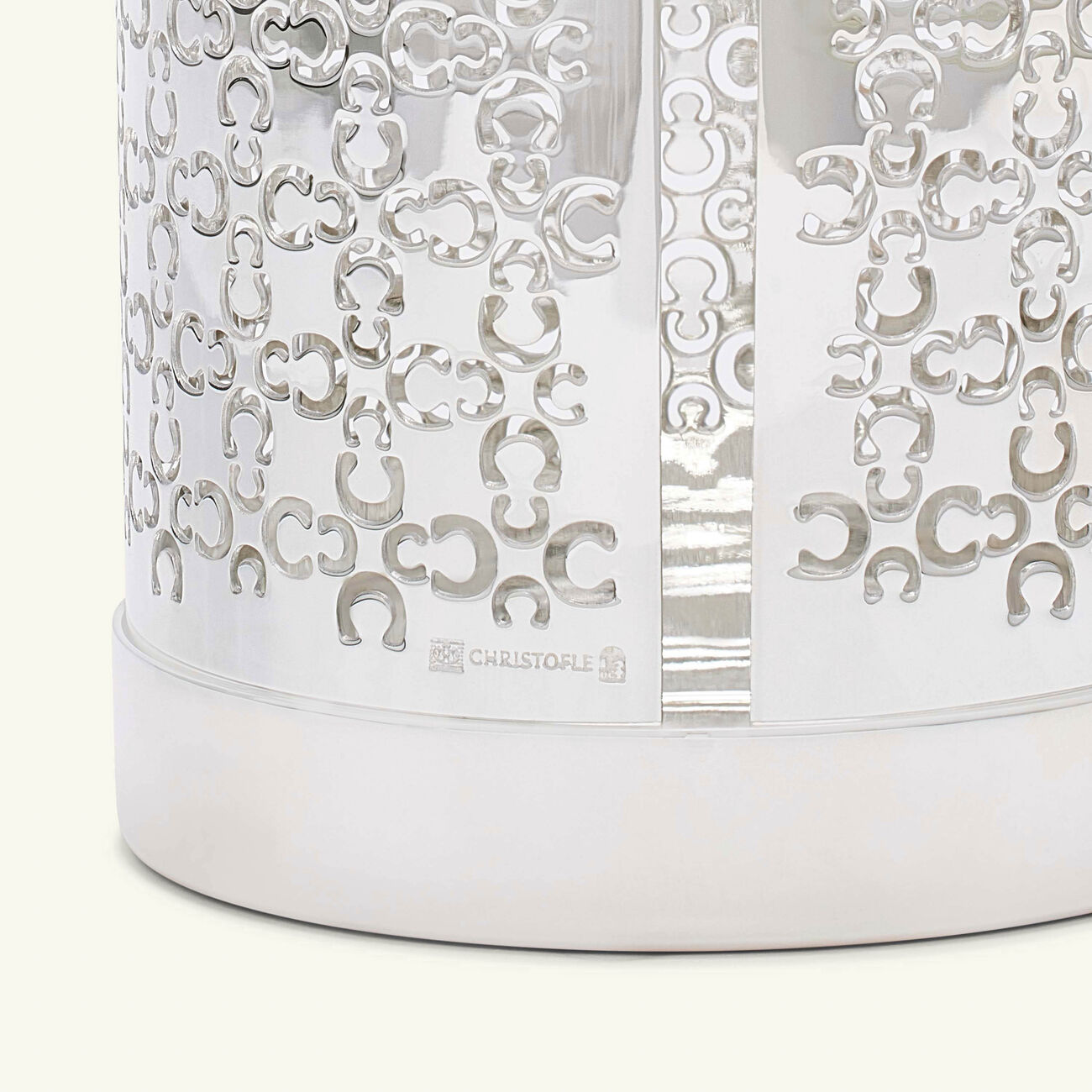 حامل الشموع آيكونك باللون الفضي كريستوفل حامل الشموع آيكونك باللون الفضي