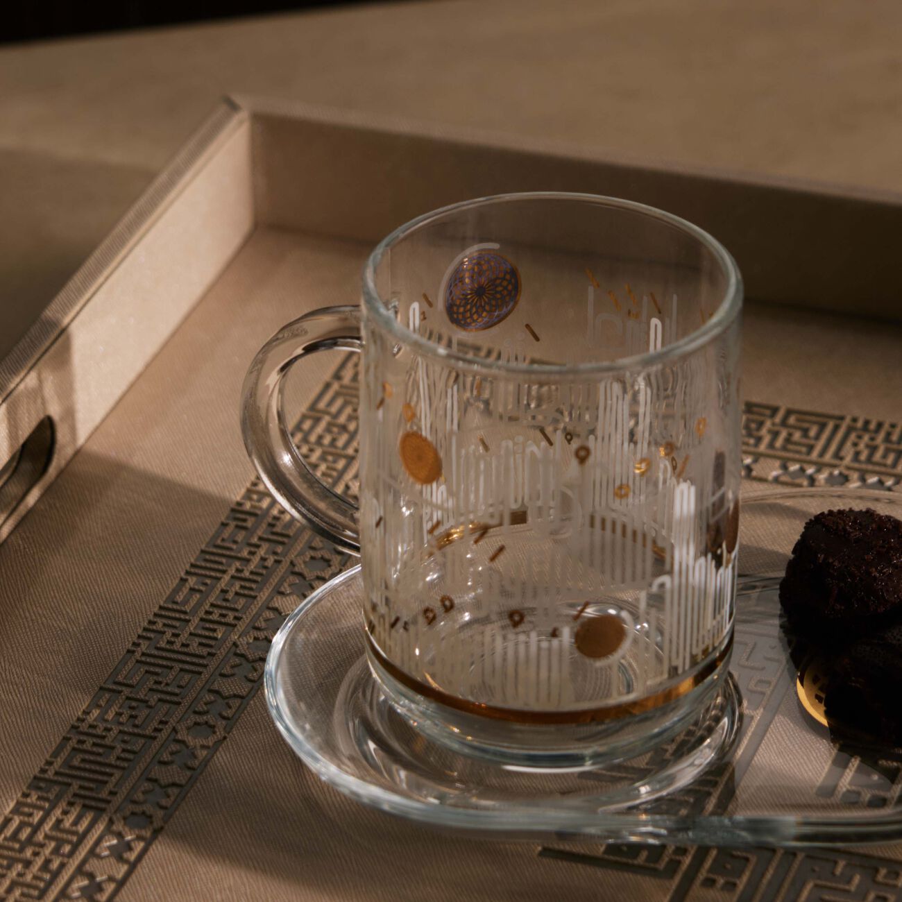 دملاج طقم حياة المؤلف من 4 أكواب مع صحونها باللون الذهبي