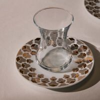 طقم تمرة بالتعاون مع رزان العزوني لونا المؤلف من فنجانين عربيين للشاي مع صحنيهما باللون الذهبي صلصال طقم تمرة بالتعاون مع رزان العزوني لونا المؤلف من فنجانين عربيين للشاي مع صحنيهما باللون الذهبي