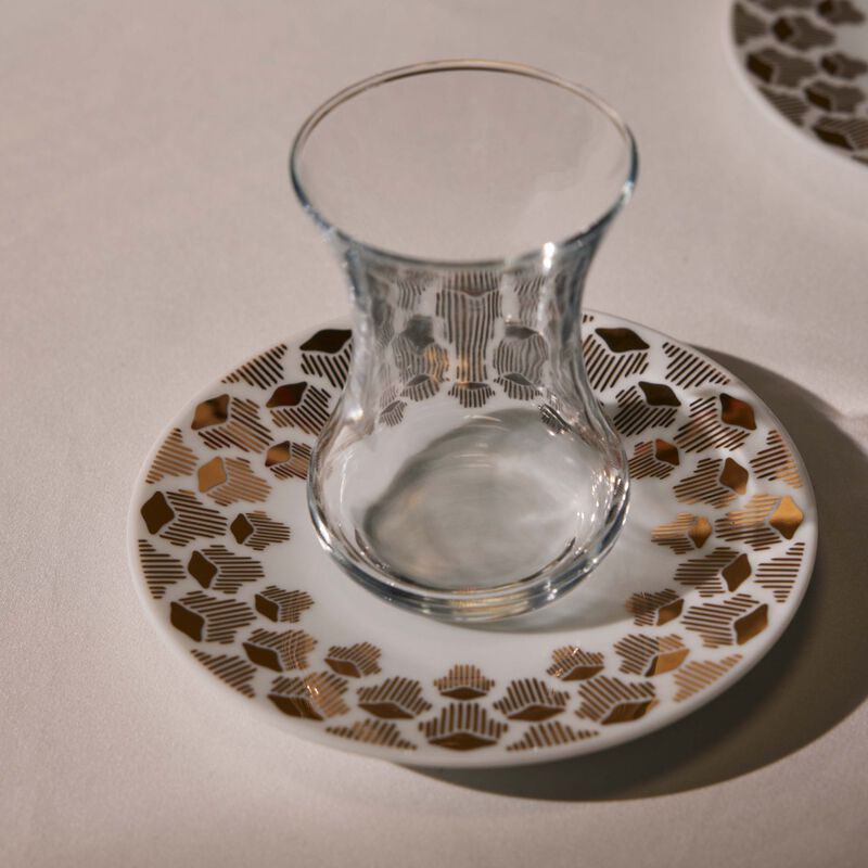 طقم تمرة بالتعاون مع رزان العزوني لونا المؤلف من فنجانين عربيين للشاي مع صحنيهما باللون الذهبي صلصال طقم تمرة بالتعاون مع رزان العزوني لونا المؤلف من فنجانين عربيين للشاي مع صحنيهما باللون الذهبي