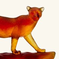 دوم منحوتة على شكل فهد استوائي متوسطة بنية