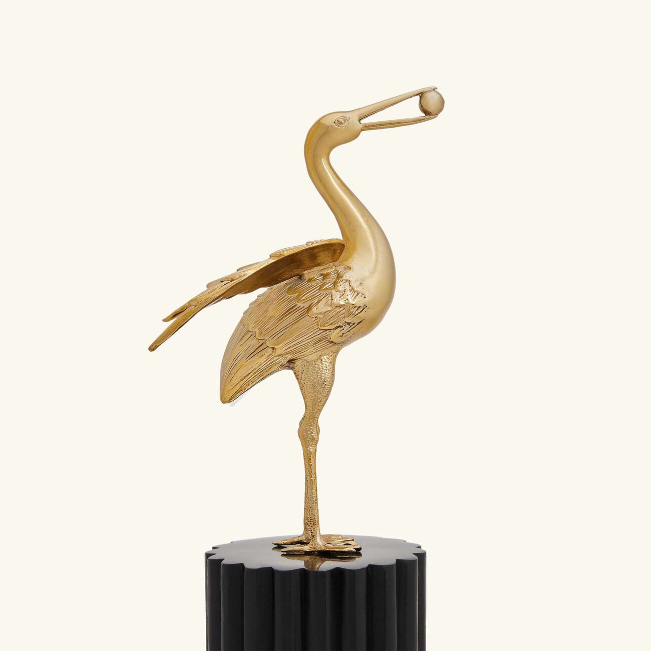 إيرا أودايبور منحوتة على شكل طائر بلشون كبيرة سوداء