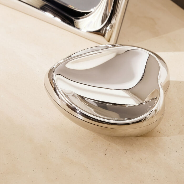 علبة على شكل قلب فضية جورج جنسن علبة على شكل قلب فضية