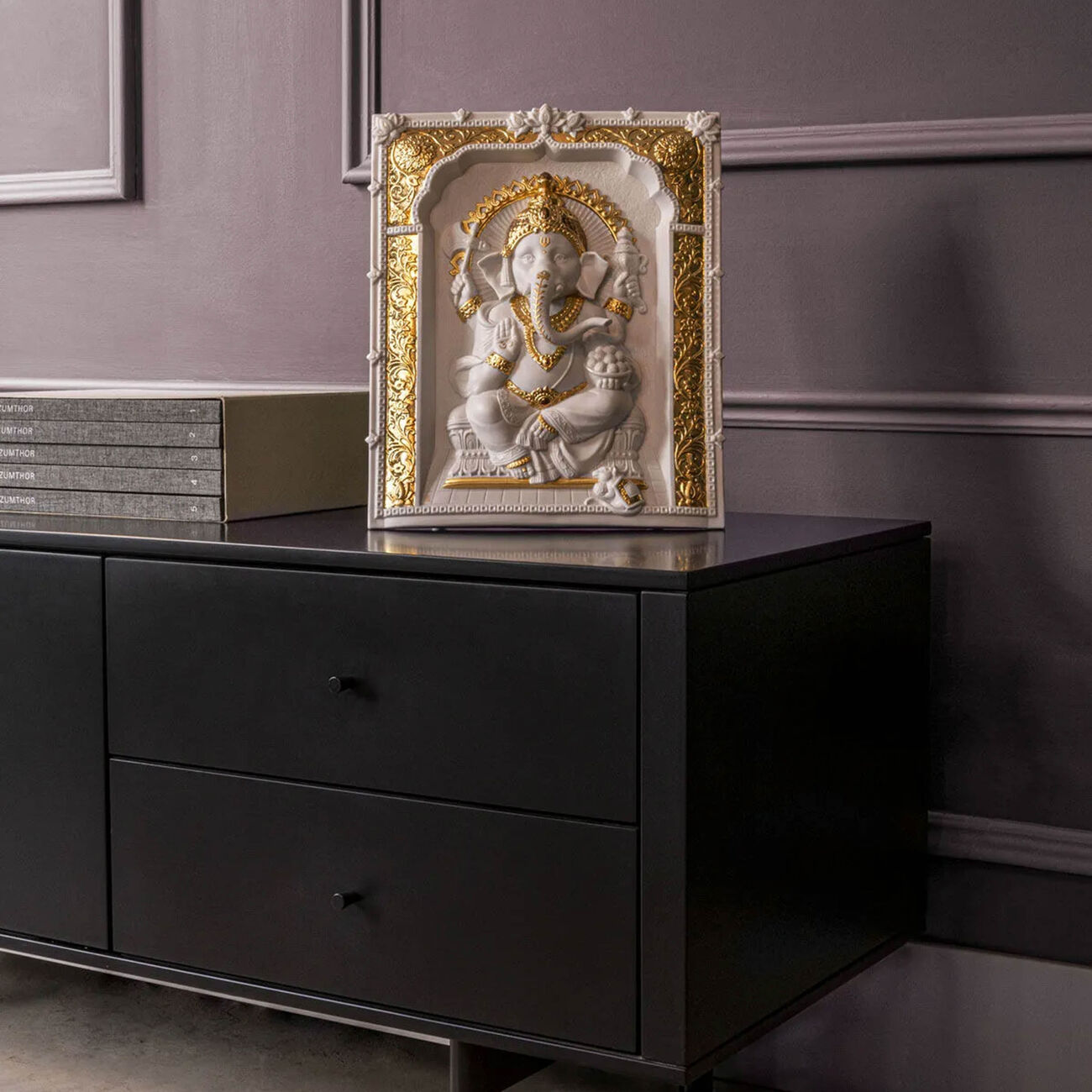 لادرو منحوتة لورد غانيشا للحائط متوسطة الحجم بيضاء