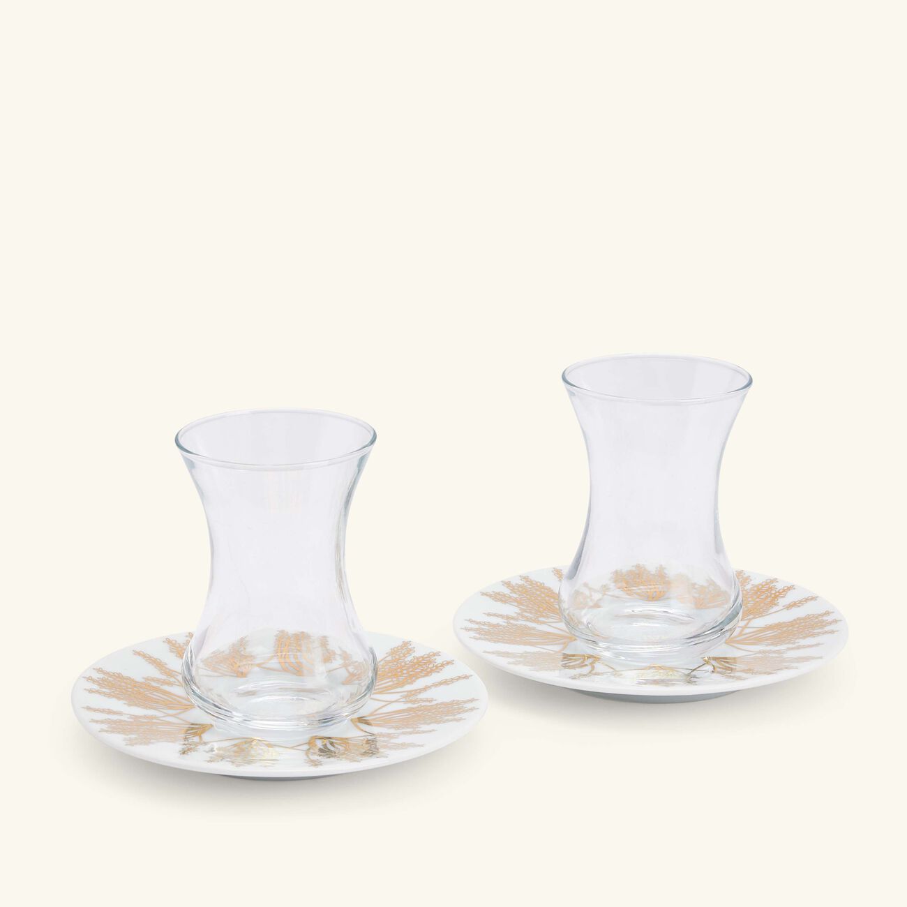 طقم تمرة بالتعاون مع رزان العزوني برانش المؤلف من فنجانين عربيين للشاي مع صحنيهما باللون الذهبي صلصال طقم تمرة بالتعاون مع رزان العزوني برانش المؤلف من فنجانين عربيين للشاي مع صحنيهما باللون الذهبي