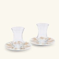 طقم تمرة بالتعاون مع رزان العزوني برانش المؤلف من فنجانين عربيين للشاي مع صحنيهما باللون الذهبي صلصال طقم تمرة بالتعاون مع رزان العزوني برانش المؤلف من فنجانين عربيين للشاي مع صحنيهما باللون الذهبي