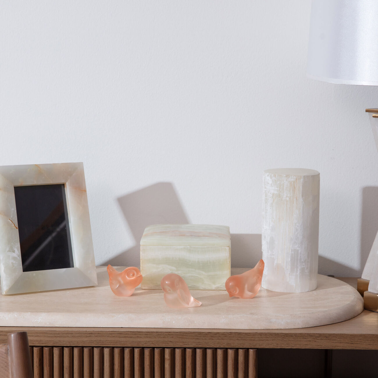 لاليك تمثال بيو على شكل طير ذيله للأسفل صغير وردي