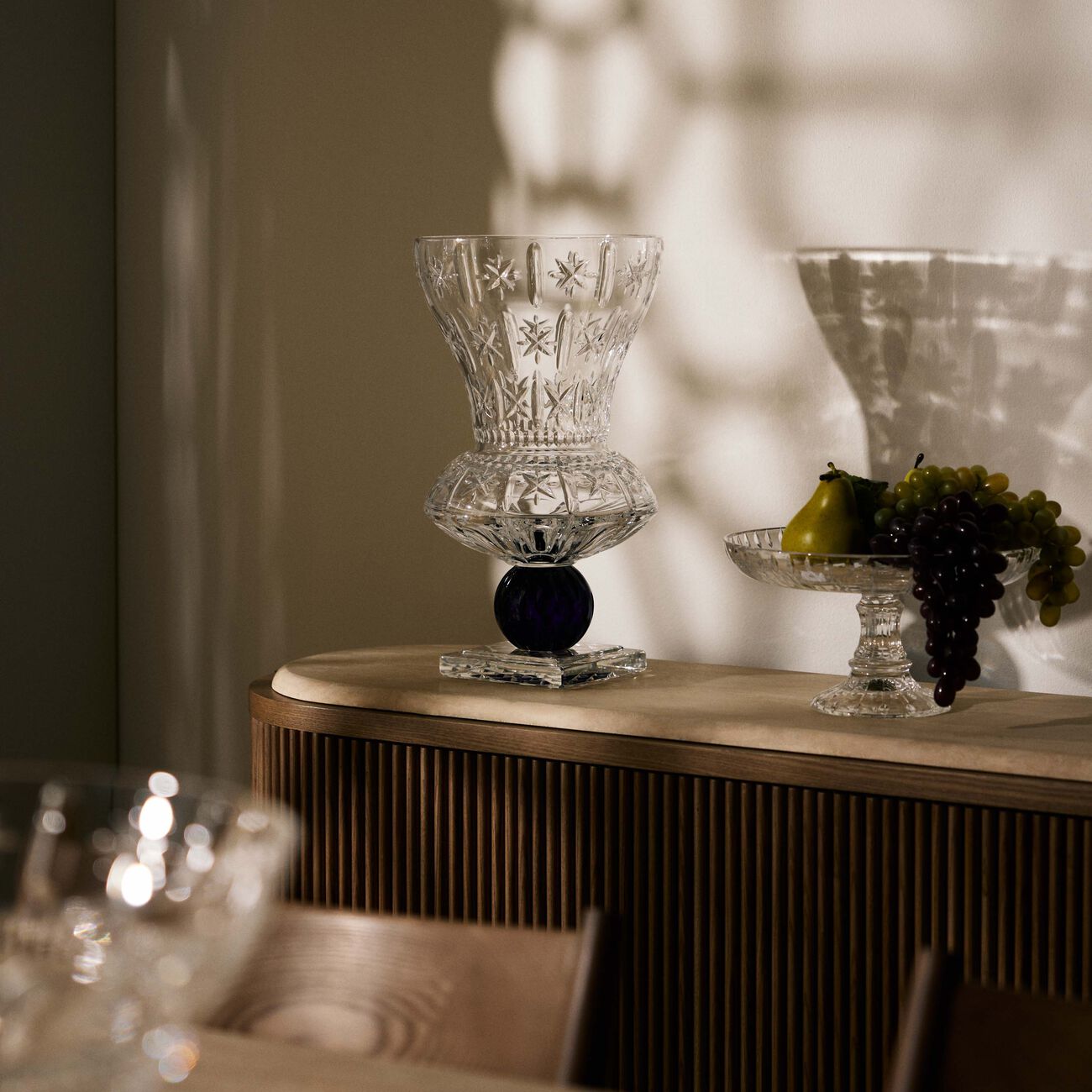 ماريو تشيوني مزهرية كاترينا ذات التصميم المتوسع تدريجيًا كبيرة زرقاء