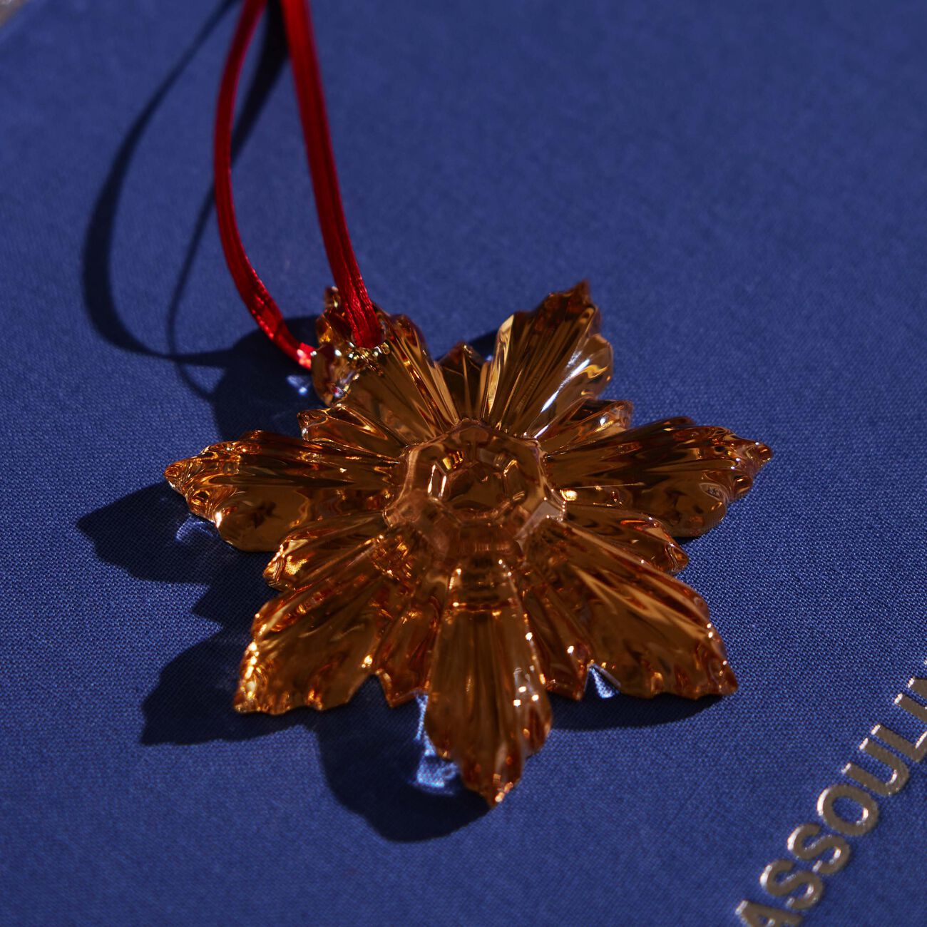 باكارا قطعة الزينة ذهبية اللون نويل 2025 بالحجم الصغير