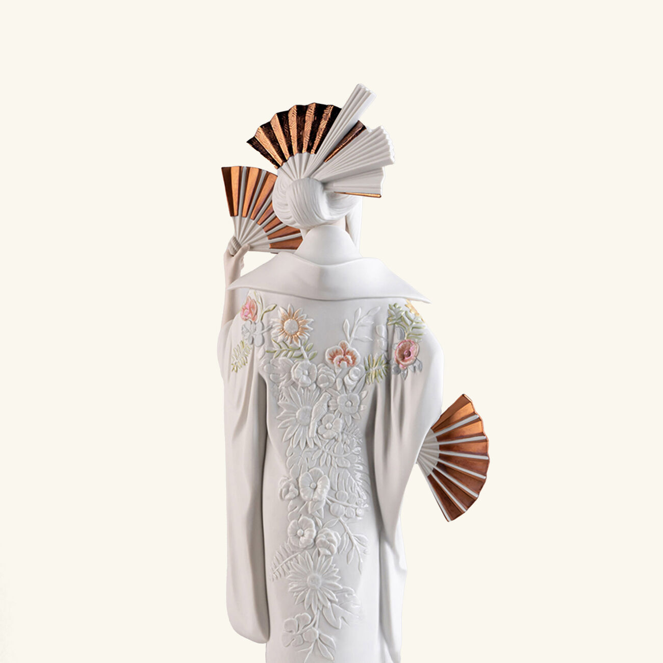 لادرو منحوتة على شكل راقصة يابانية كبيرة بيضاء