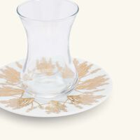 طقم تمرة بالتعاون مع رزان العزوني برانش المؤلف من فنجانين عربيين للشاي مع صحنيهما باللون الذهبي صلصال طقم تمرة بالتعاون مع رزان العزوني برانش المؤلف من فنجانين عربيين للشاي مع صحنيهما باللون الذهبي