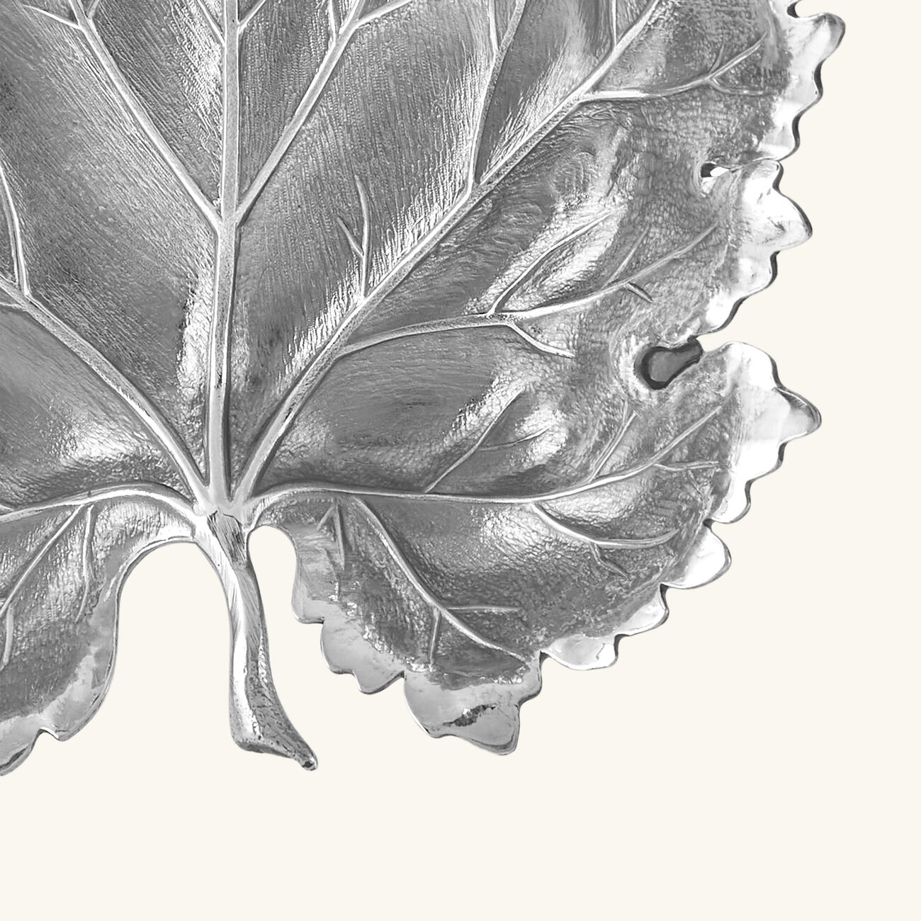 بوتشيلاتي وعاء على شكل ورقة العنب فضي بحجم متوسط