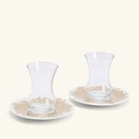 طقم تمرة بالتعاون مع رزان العزوني تارا المؤلف من فنجانين عربيين للشاي مع صحنيهما باللون الذهبي صلصال طقم تمرة بالتعاون مع رزان العزوني تارا المؤلف من فنجانين عربيين للشاي مع صحنيهما باللون الذهبي