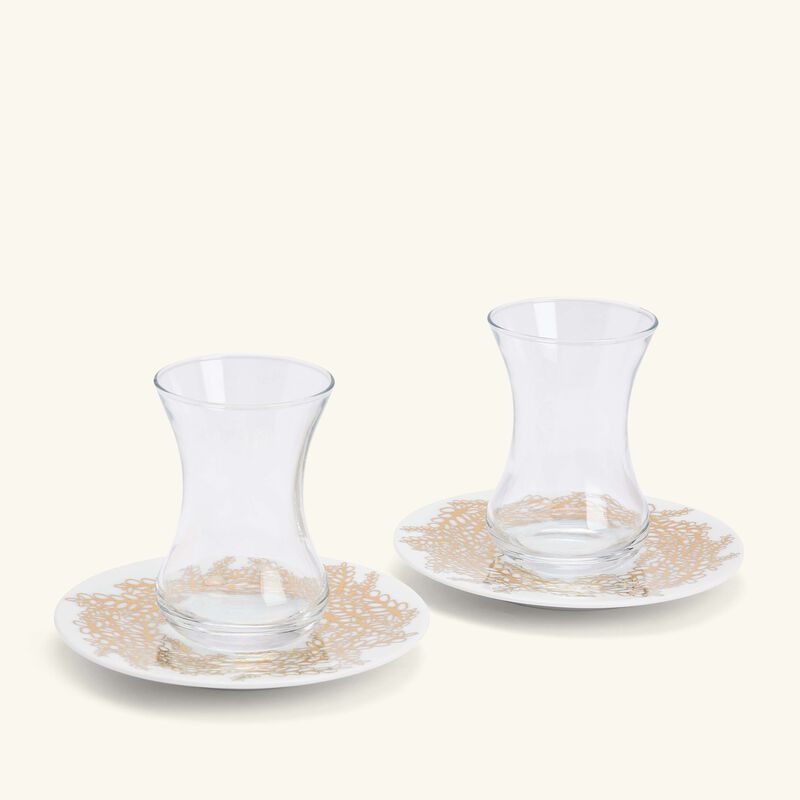 طقم تمرة بالتعاون مع رزان العزوني تارا المؤلف من فنجانين عربيين للشاي مع صحنيهما باللون الذهبي صلصال طقم تمرة بالتعاون مع رزان العزوني تارا المؤلف من فنجانين عربيين للشاي مع صحنيهما باللون الذهبي